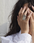 anillo con forma de dedo, hecho a mano, figura humana, marca mexicana, aleación de latón, plateado, arte, Claude Lalanne, anillo chunky, plata .925, summer sale, hot sale, regalo de cumpleaños para mujer, regalo de aniversario para mujer, descuentos, 25% de descuento, meses sin intereses.