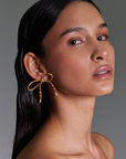 aretes con forma de moño con detalles derretidos, hecho a mano, coquette, marca mexicana, aleación de latón, baño de oro, arte, aretes grandes, aretes no pesados, summer sale, hot sale, regalo de cumpleaños para mujer, regalo de aniversario para mujer, descuentos, 25% de descuento, meses sin intereses.