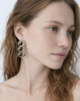 aretes largos con perfiles de rostros, hecho a mano, caras, marca mexicana, aleación de latón, plateado, arte, aretes largos, aretes no pesados, summer sale, hot sale, regalo de cumpleaños para mujer, regalo de aniversario para mujer, descuentos, 25% de descuento, meses sin intereses.