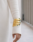brazalete en forma de mano, brazalete de aleación de latón, brazalete cortado a mano, brazalete con piedras verdes, brazalete para mujer, brazalete con chapado de oro 24k, brazalete ajustable, brazalete para mujer, brazalete para hombre, diseño mexicano, hecho a mano, hecho en México