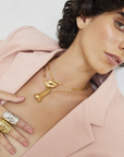 cadena de eslabones con dije en forma de labios, hecho a mano, figura humana, marca mexicana, aleación de latón, dorado, arte, Claude Lalanne, collar grande, summer sale, hot sale, regalo de cumpleaños para mujer, regalo de aniversario para mujer, descuentos, 15% de descuento, meses sin intereses.