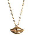 cadena de eslabones con dije en forma de labios, hecho a mano, figura humana, marca mexicana, aleación de latón, dorado, arte, Claude Lalanne, collar grande, summer sale, hot sale, regalo de cumpleaños para mujer, regalo de aniversario para mujer, descuentos, 15% de descuento, meses sin intereses.