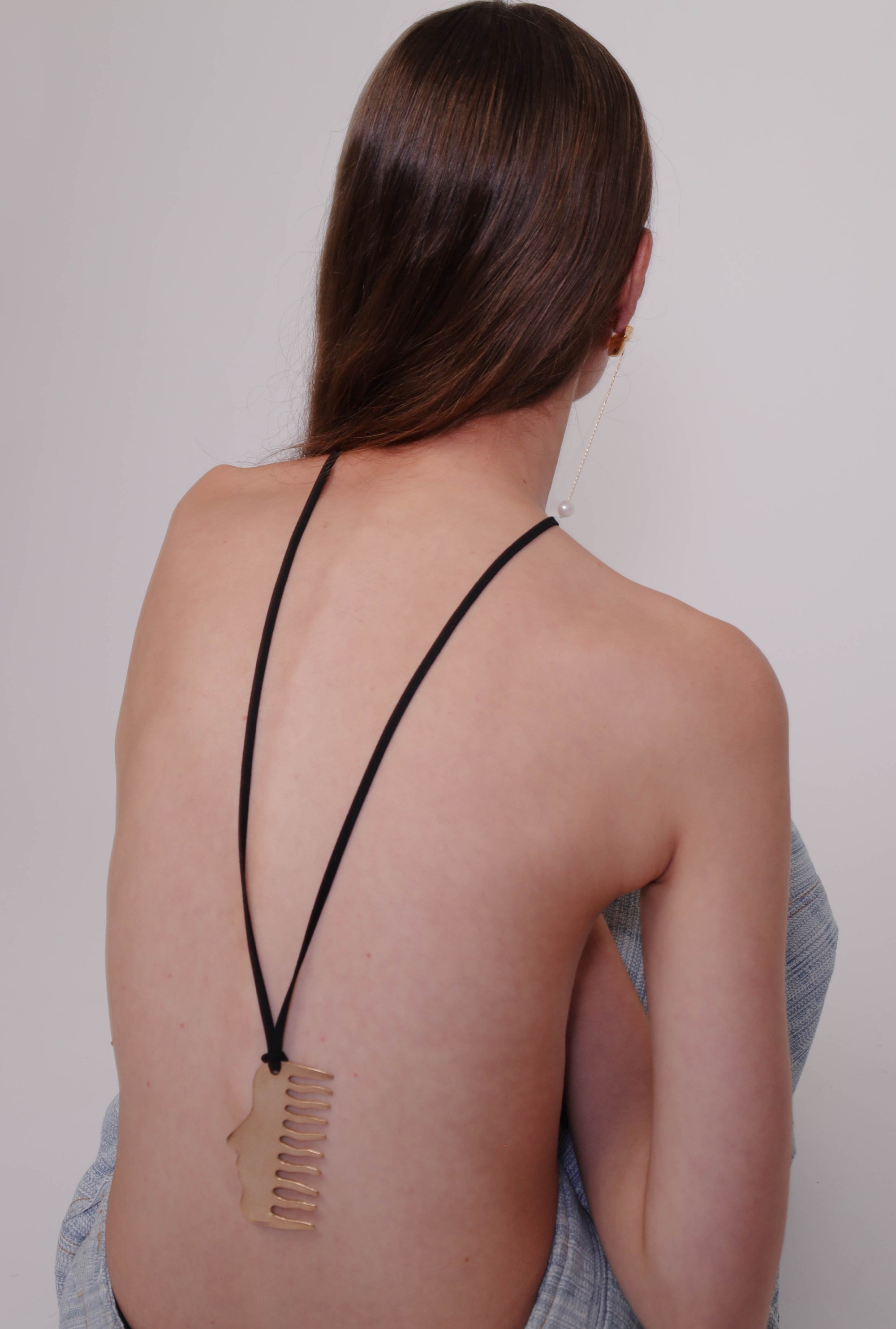 Colgante de treciopelo con dije en forma de peine con perfil de un rostro, caras, hecho a mano, marca mexicana, aleación de latón, collar grande, summer sale, hot sale, regalo de cumpleaños para mujer, regalo de aniversario para mujer, descuentos, 25% de descuento, meses sin intereses, charm, sirenas, cinturón.