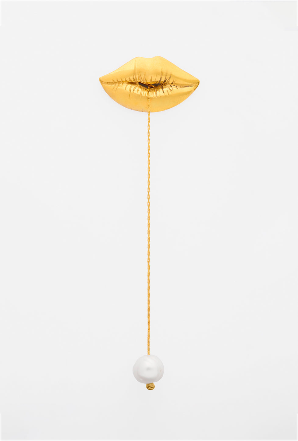 arete en forma de labios, arete con perla, arete individual, arete con perla removible, pin, broche, accesorio, perla natural, aleación de latón, dorado, regalo para mujer, regalo para hombre, regalo, diseño mexicano, marca mexicana, hecho a mano, hecho en México