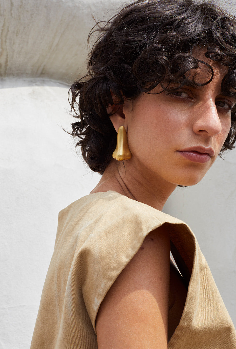 arete con forma de nariz, hecho a mano, figura humana, marca mexicana, aleación de latón, dorado, arte, Claude Lalanne, arete grande, broche, prendedor, summer sale, hot sale, regalo de cumpleaños para mujer, regalo de aniversario para mujer, descuentos, 15% de descuento, meses sin intereses.