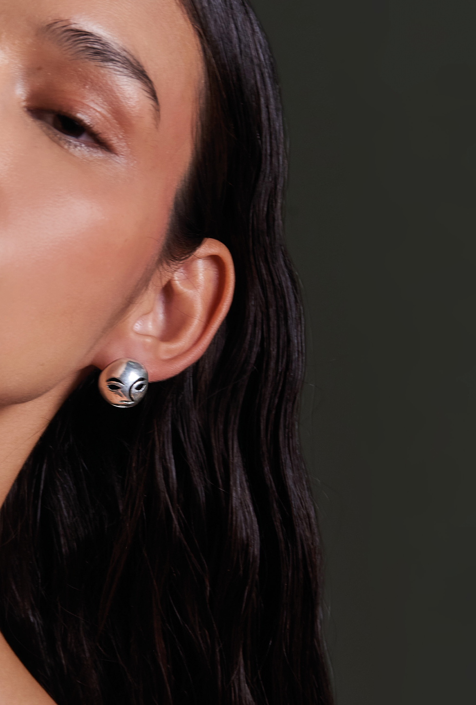 aretes calados con caras, hecho a mano, rostros, marca mexicana, aleación de latón, plateado, arte, aretes chicos, aretes no pesados, summer sale, hot sale, regalo de cumpleaños para mujer, regalo de aniversario para mujer, descuentos, 25% de descuento, meses sin intereses.