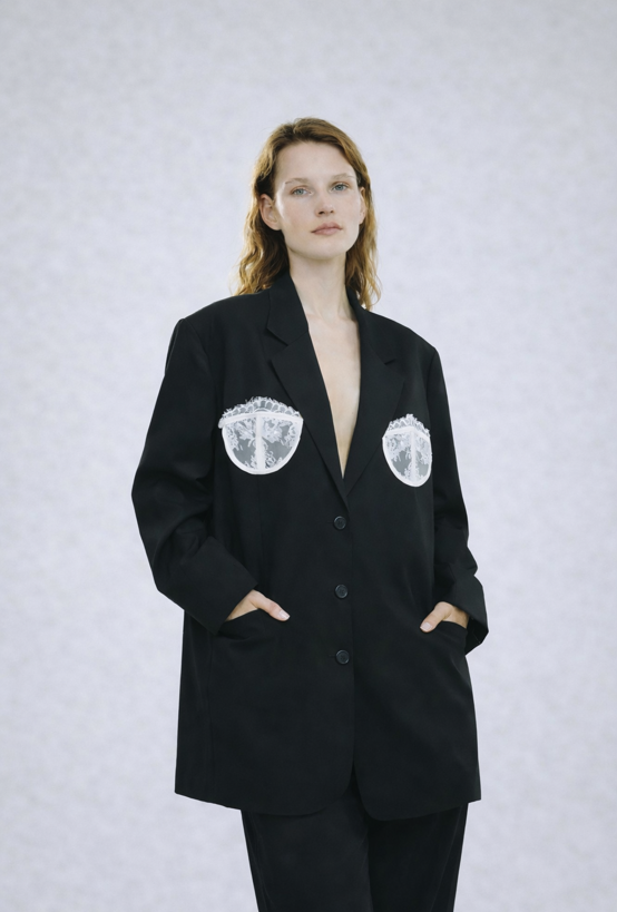 blazer oversized, blazer moderno, blazer decorado con copas de brassier, blazer con hombreras, blazer para mujer, blazer para hombre, regalo para mujer, regalo para hombre, diseño mexicano, marca mexicana, hecho en México, hecho a mano