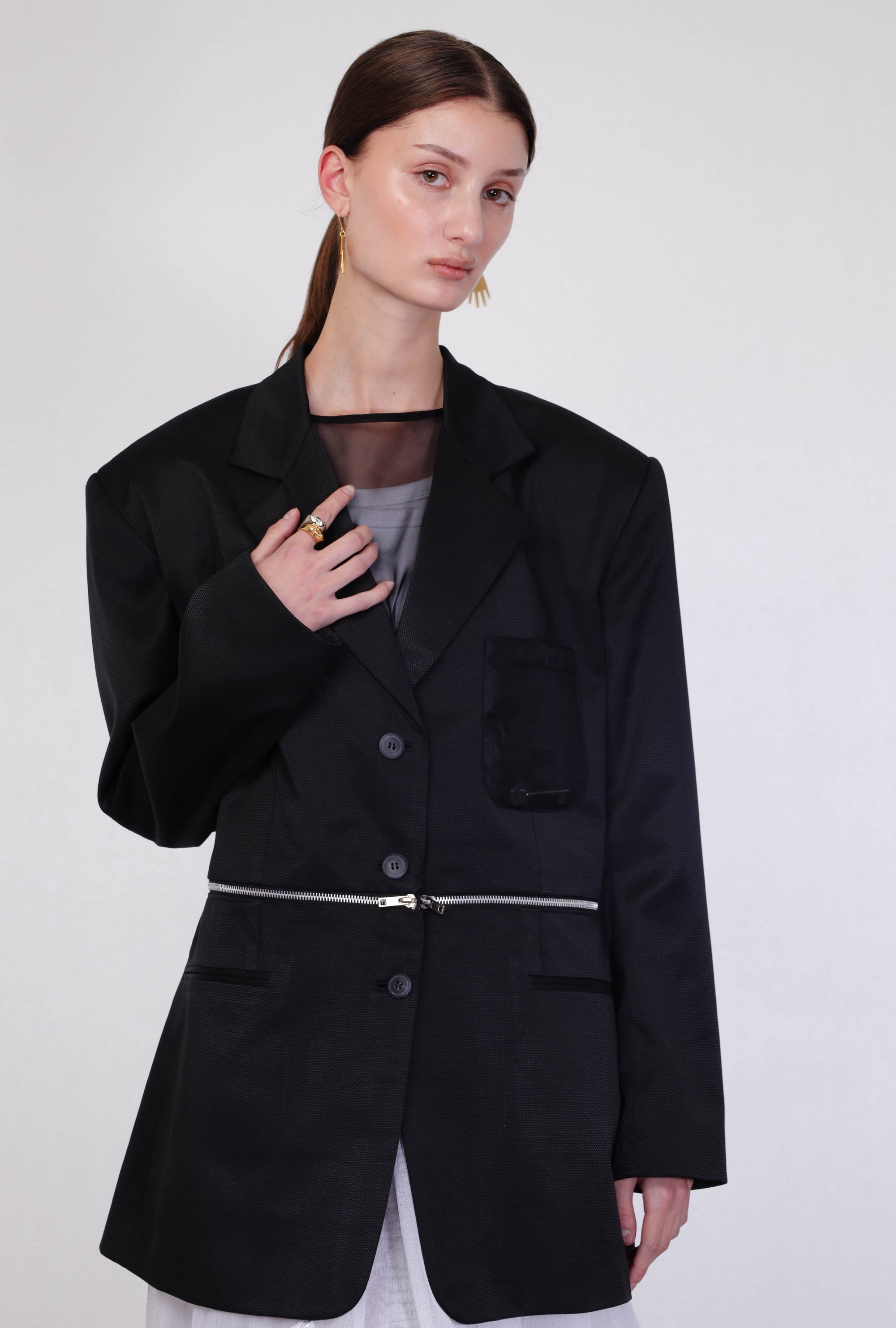blazer con cierres metálicos, blazer con hombreras, blazer para mujer, blazer para hombre, blazer 2 en 1, blazer cropped, blazer con bolsillo y detalle de llave encapsulada, blazer oversized, diseño mexicano, hecho a mano, hecho en México