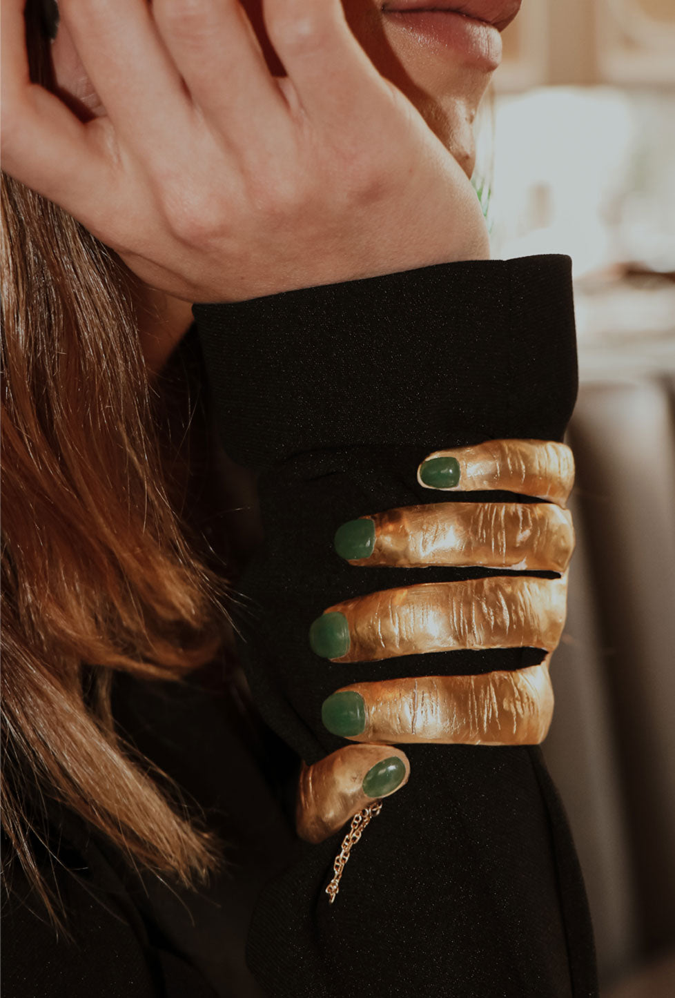 brazalete en forma de mano, brazalete de aleación de latón, brazalete cortado a mano, brazalete con piedras verdes, brazalete para mujer, brazalete con chapado de oro 24k, brazalete ajustable, brazalete para mujer, brazalete para hombre, diseño mexicano, hecho a mano, hecho en México