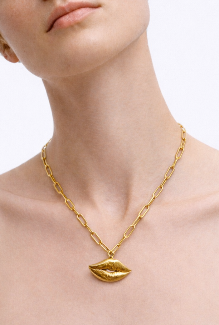 cadena de eslabones con dije en forma de labios, hecho a mano, figura humana, marca mexicana, aleación de latón, dorado, arte, Claude Lalanne, collar grande, summer sale, hot sale, regalo de cumpleaños para mujer, regalo de aniversario para mujer, descuentos, 15% de descuento, meses sin intereses.