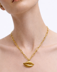cadena de eslabones con dije en forma de labios, hecho a mano, figura humana, marca mexicana, aleación de latón, dorado, arte, Claude Lalanne, collar grande, summer sale, hot sale, regalo de cumpleaños para mujer, regalo de aniversario para mujer, descuentos, 15% de descuento, meses sin intereses.