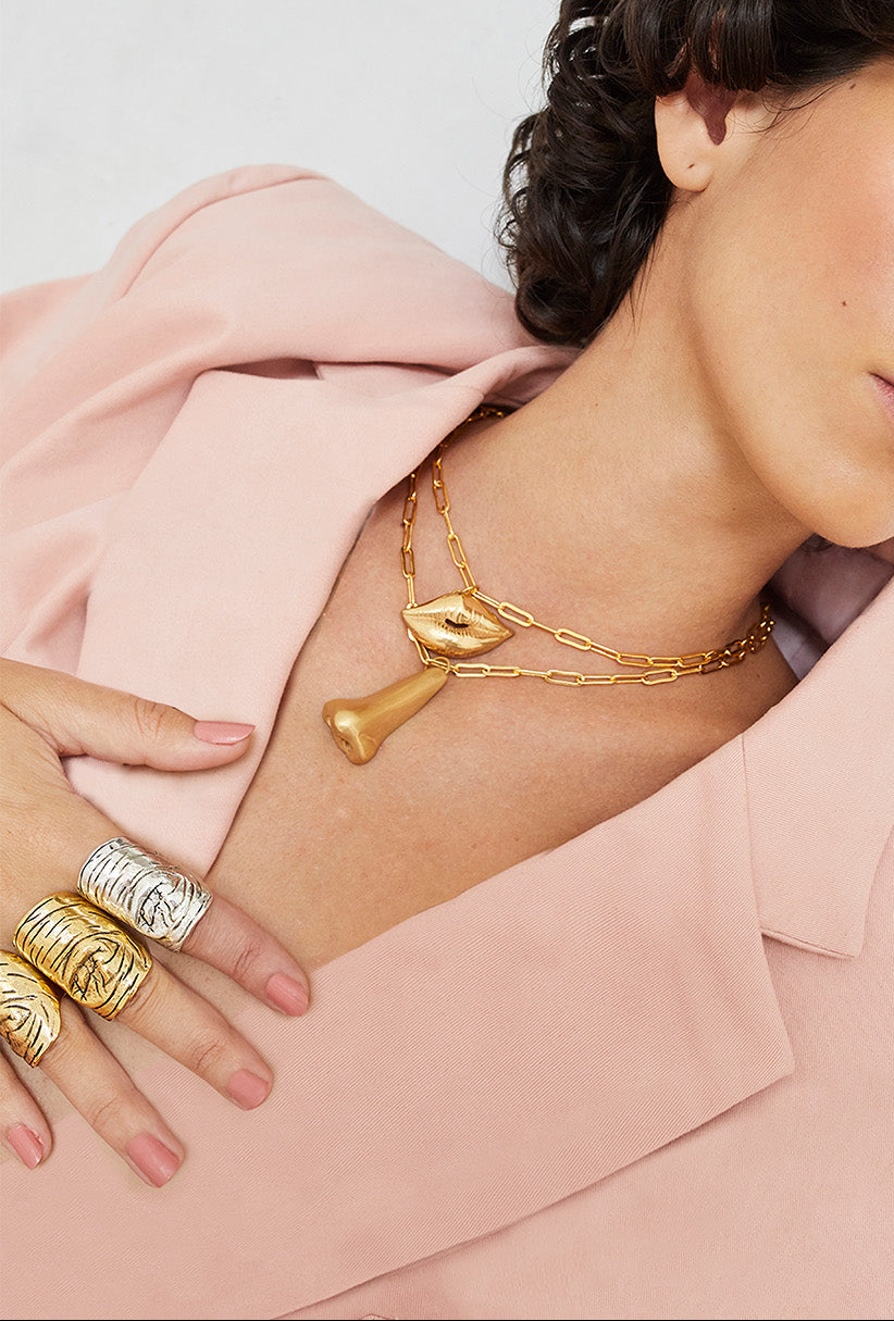 cadena de eslabones con dije en forma de labios, hecho a mano, figura humana, marca mexicana, aleación de latón, dorado, arte, Claude Lalanne, collar grande, regalo de cumpleaños para mujer, regalo de aniversario para mujer, hecho en México, diseño mexicano, regalo para hombre