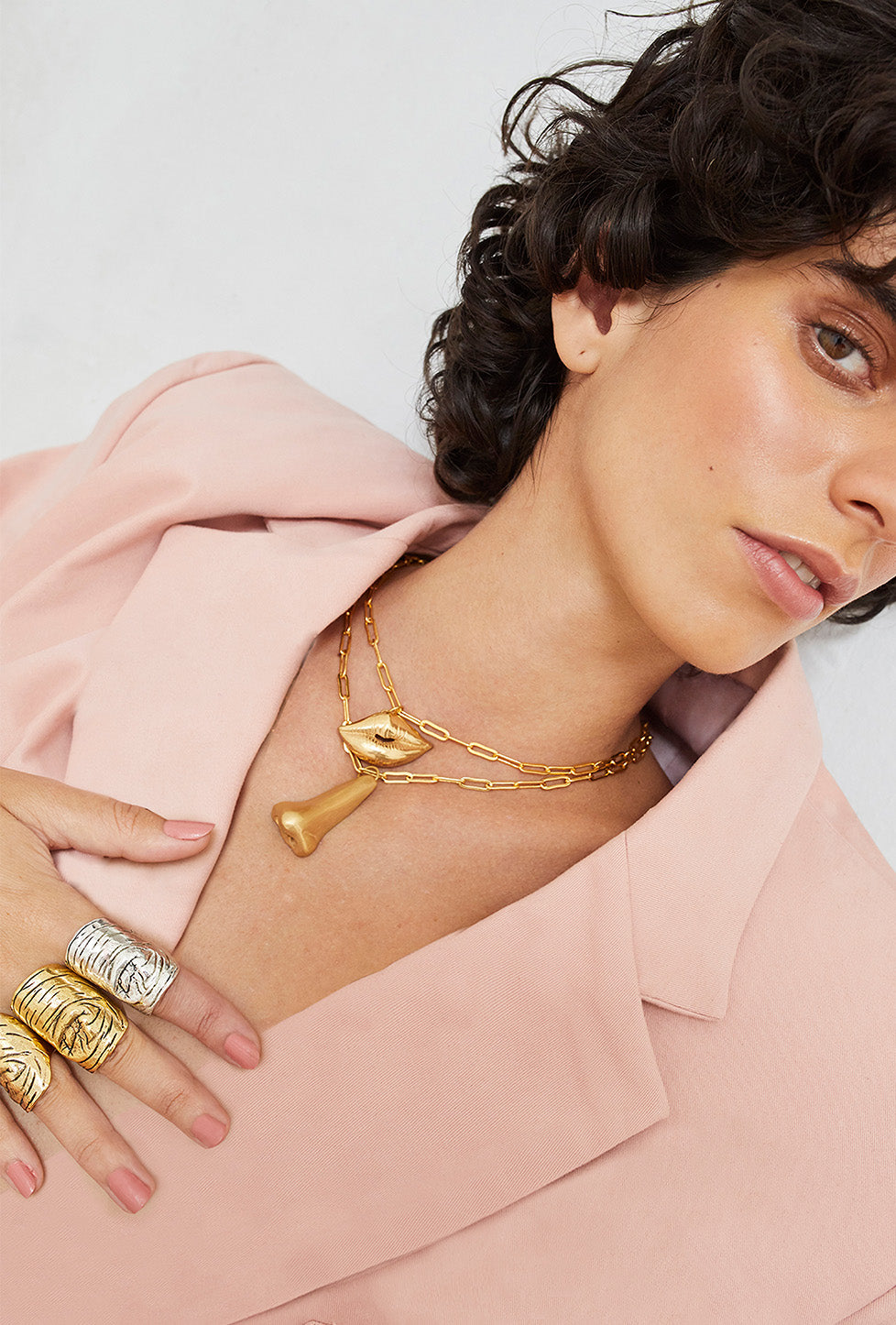cadena de eslabones con dije en forma de nariz, hecho a mano, figura humana, marca mexicana, aleación de latón, dorado, arte, Claude Lalanne, collar grande, summer sale, hot sale, regalo de cumpleaños para mujer, regalo de aniversario para mujer, descuentos, 15% de descuento, meses sin intereses.