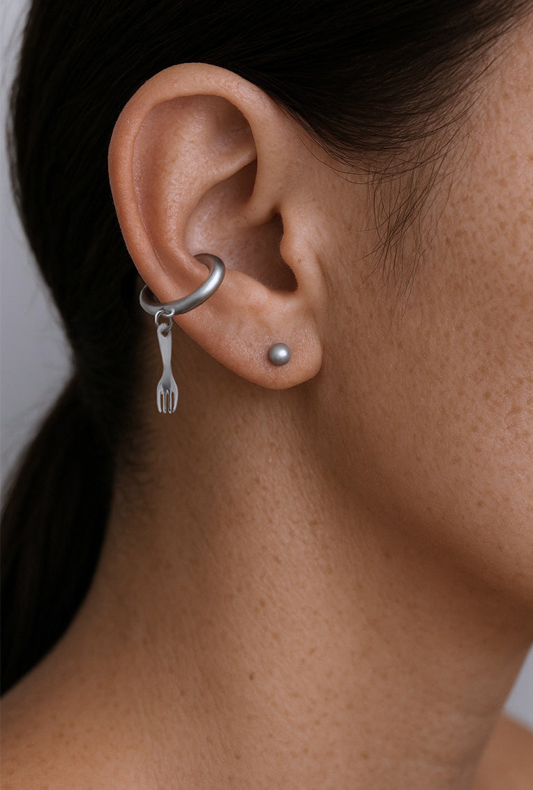 Ear cuff con charm de cubiertos, ear cuff de plata, ear cuff con charm de cuchara, ear cuff con charm de tenedor, ear cuff con charm de cuchillo, diseño mexicano, hecho a mano, hecho en México