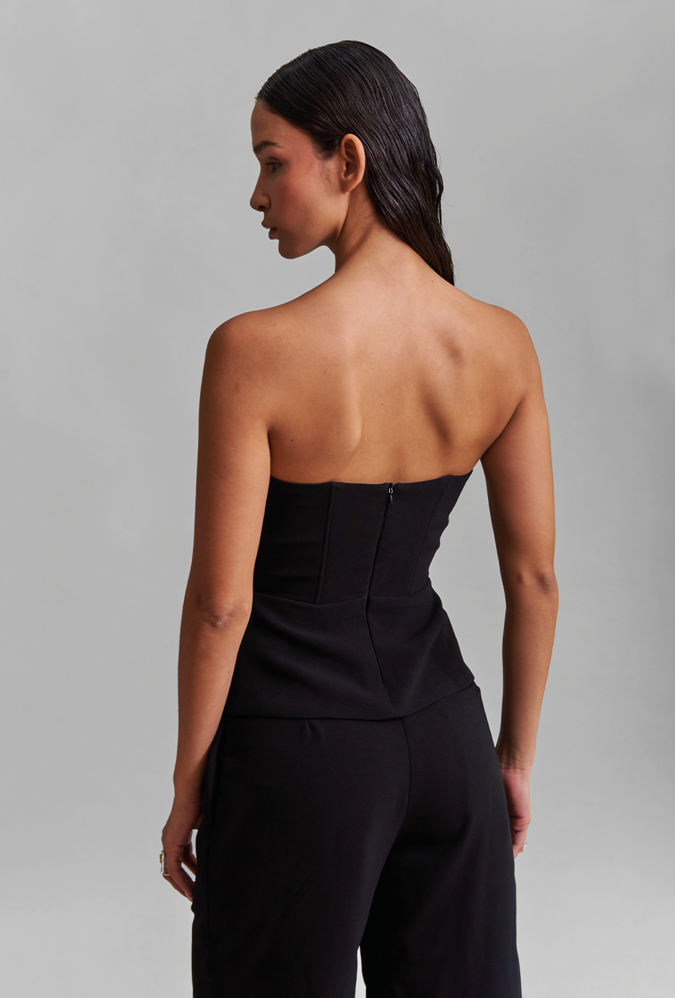 top strapless, top sin mangas, top sin tirantes, top negro, top con mesh, top con siluetas de perfiles acercándose, diseño mexicano, marca mexicana, hecho en México, hecho a mano