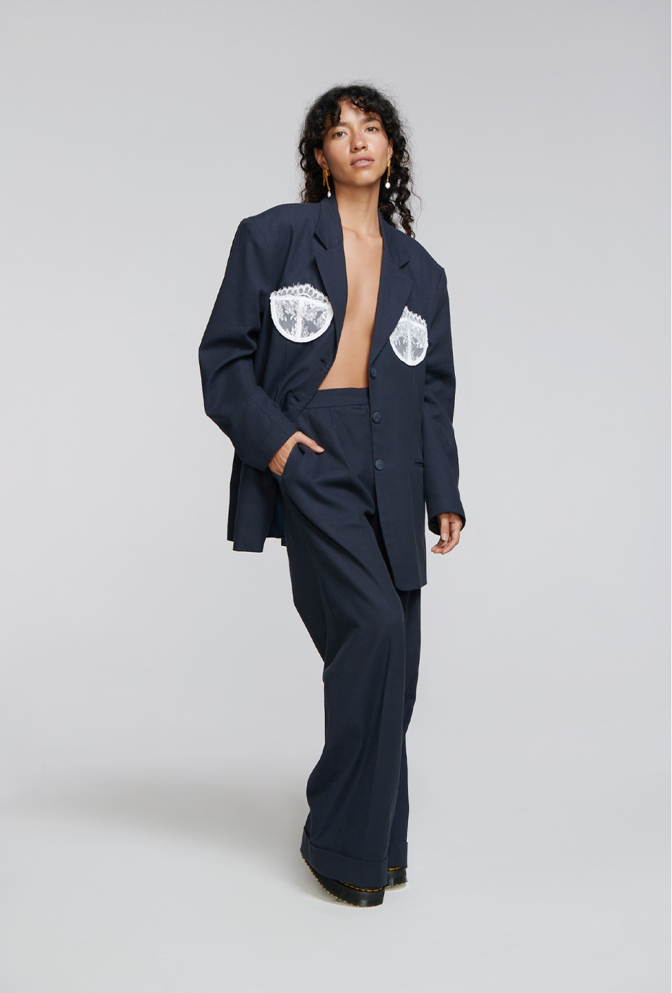blazer oversized, blazer moderno, blazer decorado con copas de brassier, blazer con hombreras, blazer para mujer, blazer para hombre, regalo para mujer, regalo para hombre, diseño mexicano, marca mexicana, hecho en México, hecho a mano