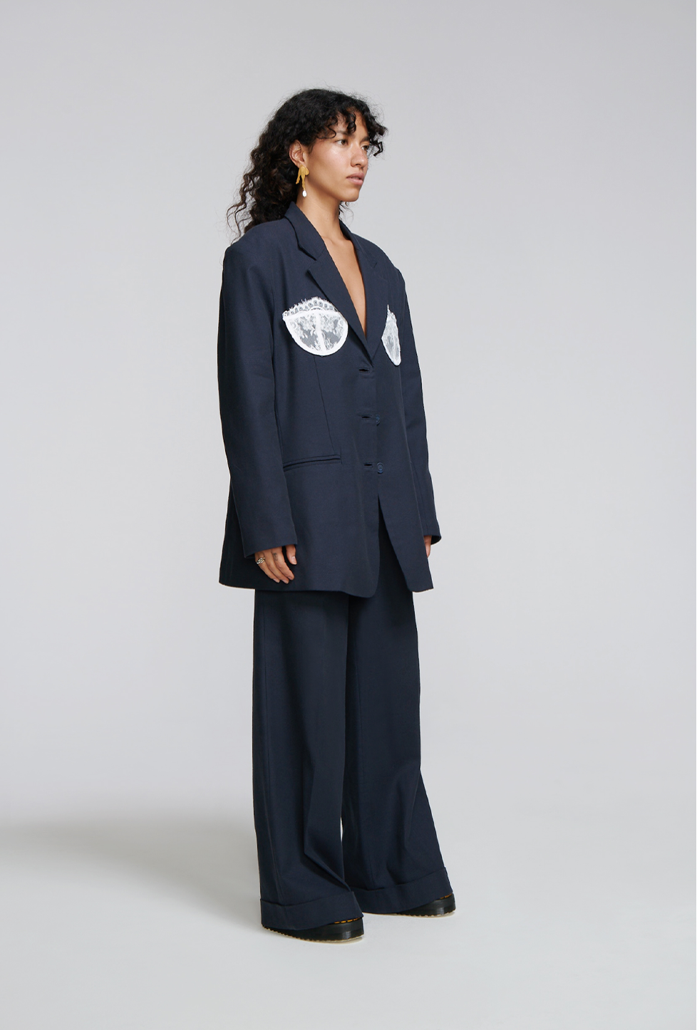 blazer oversized, blazer moderno, blazer decorado con copas de brassier, blazer con hombreras, blazer para mujer, blazer para hombre, regalo para mujer, regalo para hombre, diseño mexicano, marca mexicana, hecho en México, hecho a mano